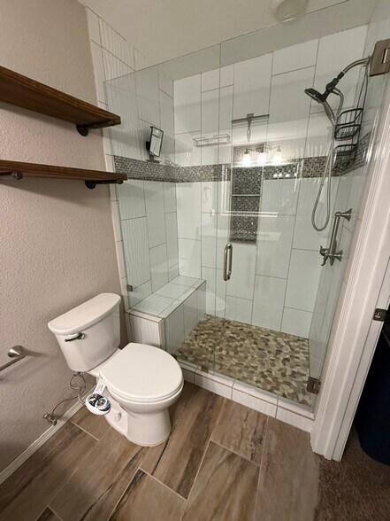 Building Photo - 3213 E Oakridge St