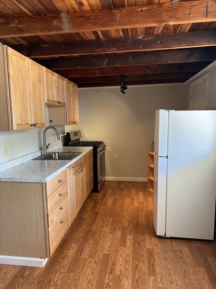 Kitchen - 75 Willow Dr