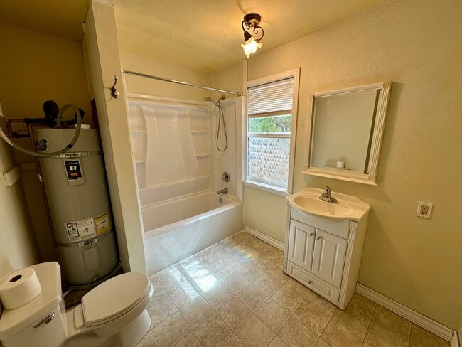 Building Photo - charming 1-bedroom, 1-bathroom home locate...