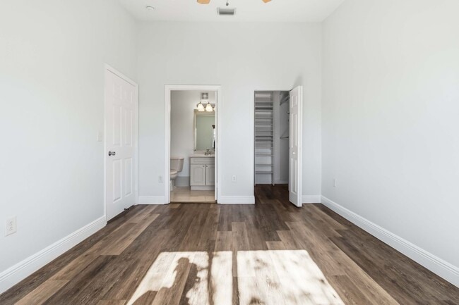 Building Photo - Beautiful Condo