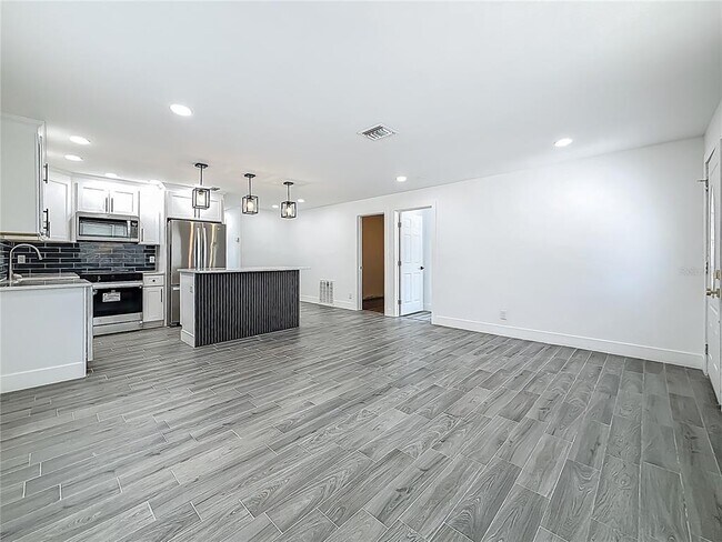 Building Photo - 1755 Shore Acres Blvd NE