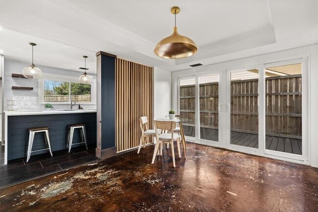 Building Photo - 425 Mikasa Dr