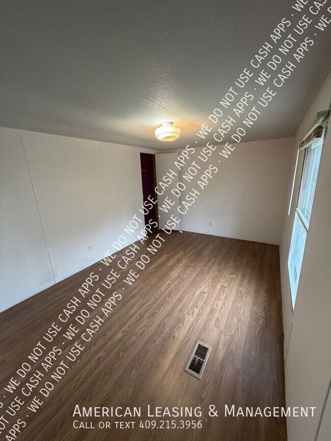 Building Photo - 102 Hornet Ln