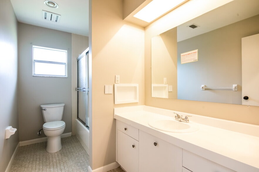 Building Photo - 2261 SE 28th St