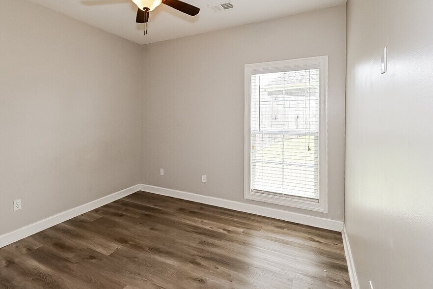 Building Photo - 3376 Valley Crest Dr