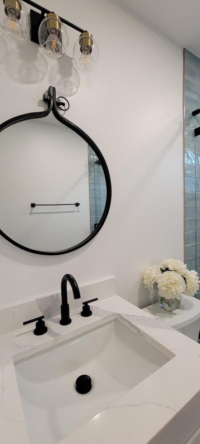 Building Photo - 717 Macy St