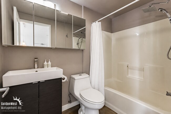 Building Photo - Modern 1Bdm 1Ba Unfurnished Loft-Style Home with Open Concept Living!