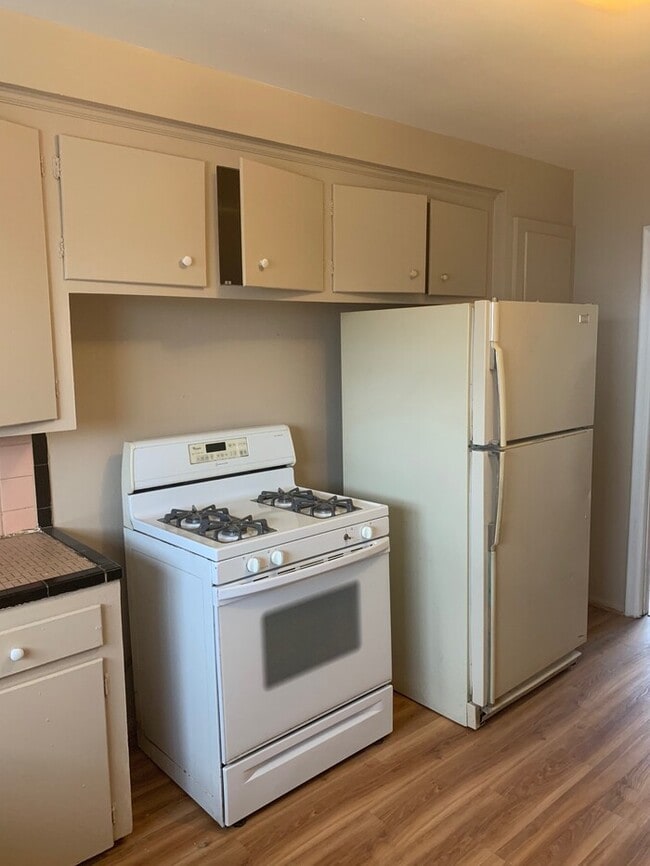 Building Photo - HUGE Updated Apartment with hardwood floors