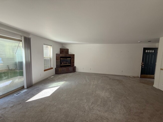 Building Photo - 2 Bed/2 Bath Apartment Located Near OSU/COCC Campus - Attached Garage