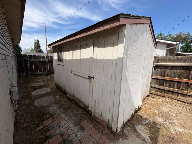 Building Photo - Corner lot home near Shopping Center Available Now!