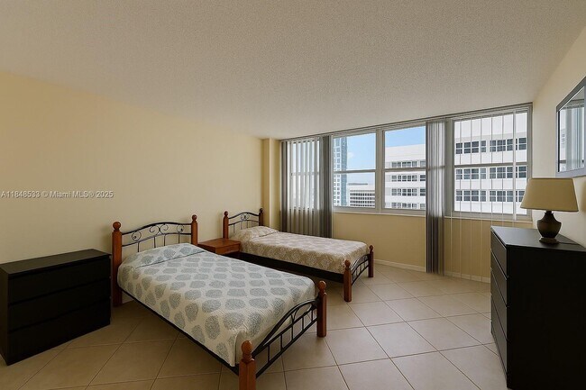 Building Photo - 2030 S Ocean Dr