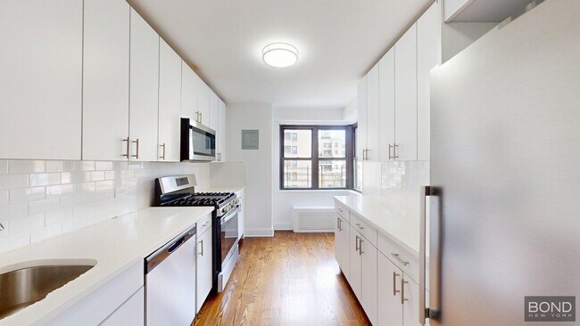 Building Photo - 401 E 88th St