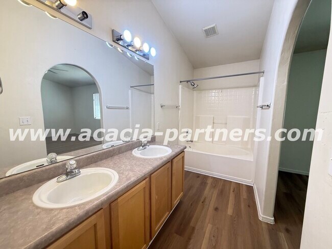 Building Photo - Four Bedroom in Rita Ranch