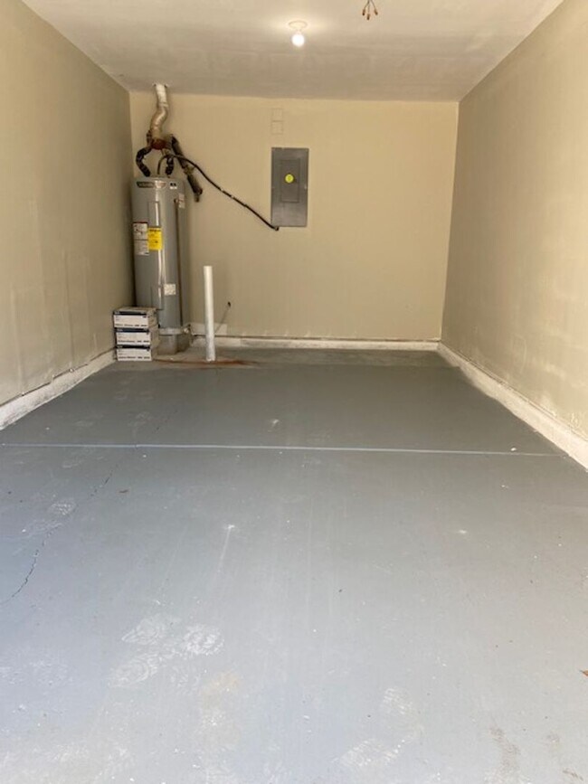Building Photo - Spacious Town-home!