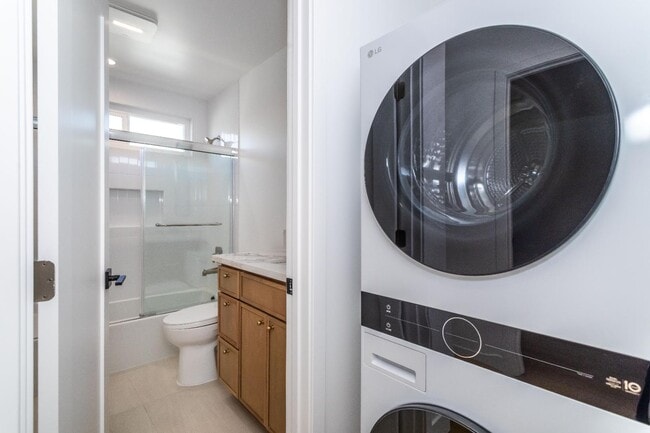 Building Photo - 713 New Depot St