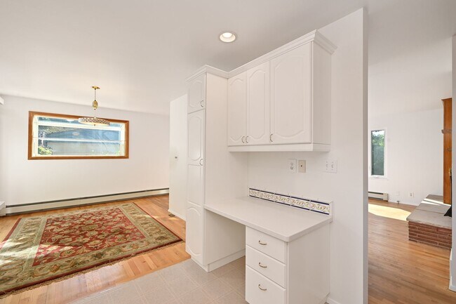Building Photo - Spacious 4BR/2 BA Home in Quiet North-End ...