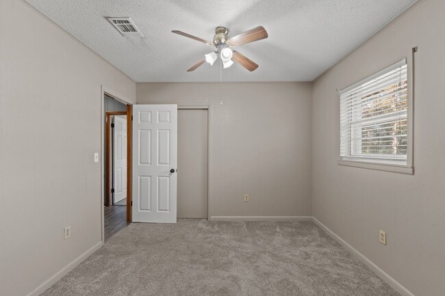 Building Photo - 3 bedrooms 2 bathroom