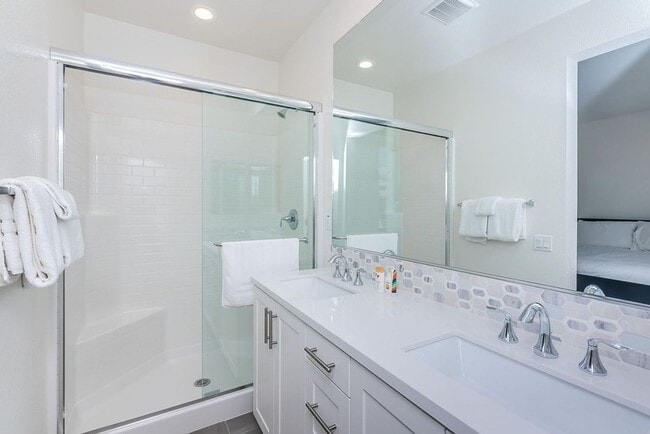 Building Photo - Modern Oceanside Townhome with Resort-Style Amenities