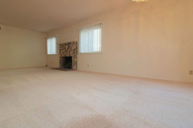 Building Photo - 3/2 house in North Clairemont! 2 car garag...