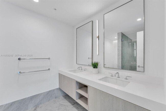 Building Photo - 9221 E Bay Harbor Dr