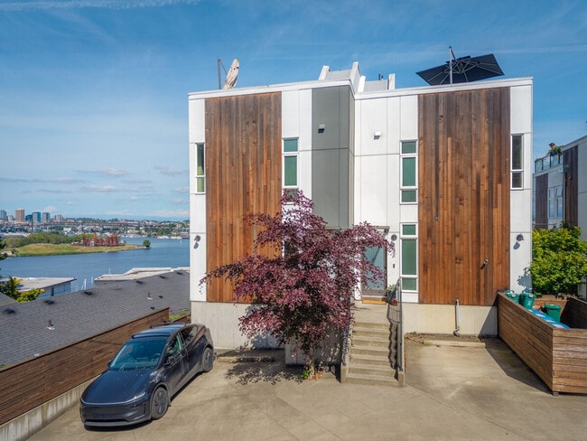 Building Photo - 2433 8th Ave N