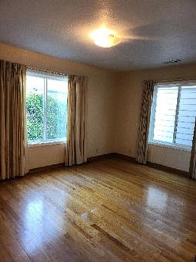 Building Photo - Spacious 3 Bedroom, 2 Bath Home on Private...