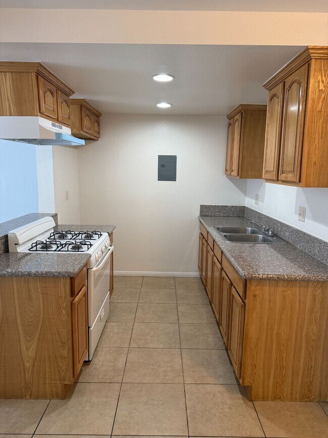 Building Photo - 1 BEDROOM 1 BATHROOM ONTARIO APARTMENT