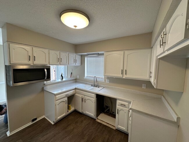 Building Photo - 2 bed 1.5 bath townhome located in the Millersville area.