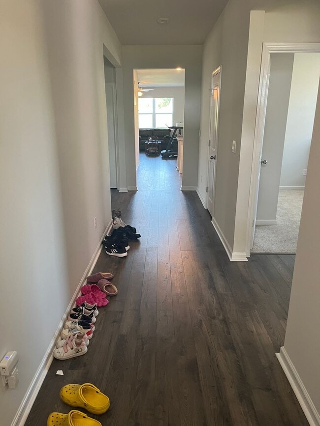 Building Photo - 4 Bed, 2 Bath House