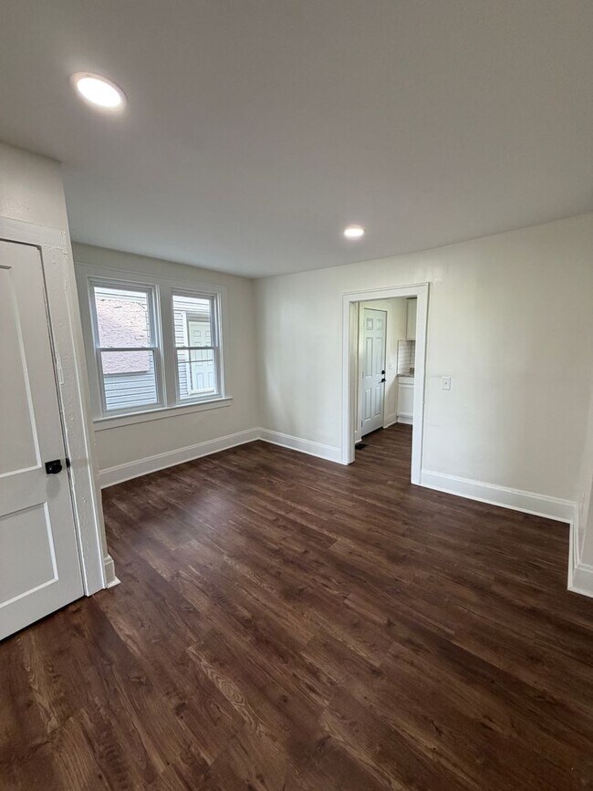 Building Photo - 726 Frebis Ave
