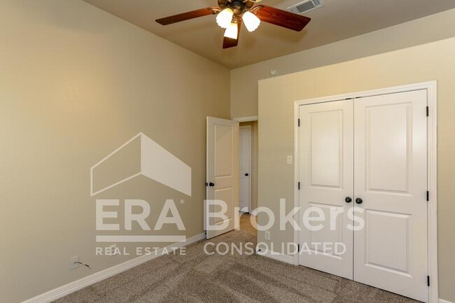 Building Photo - 2013 Drawbridge Dr