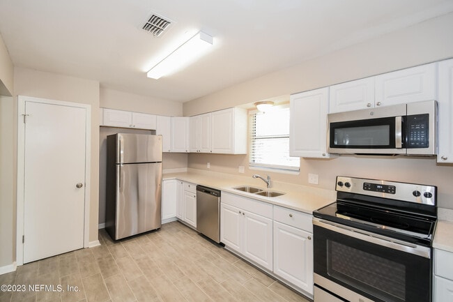 Building Photo - 7850 Blank Dr N