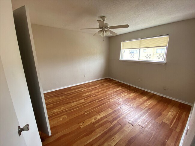 Building Photo - 5610 Royal Palms St