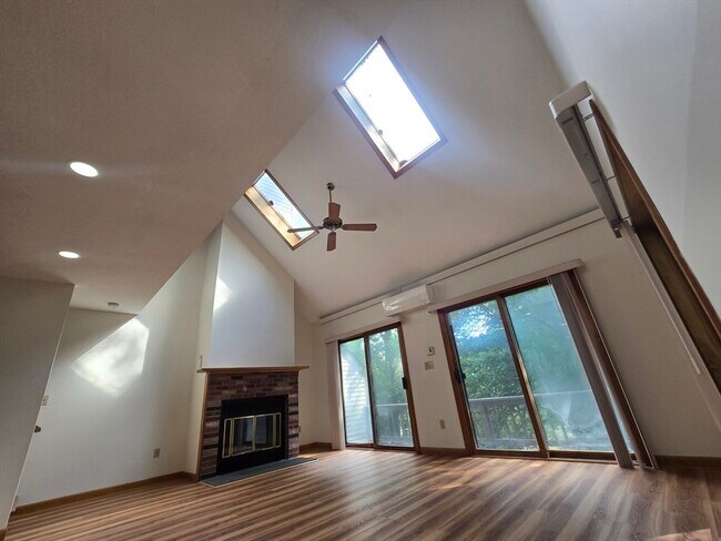 Building Photo - 8 Clarendon Common