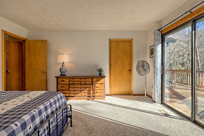 Building Photo - 1021 Saddle Back Cir