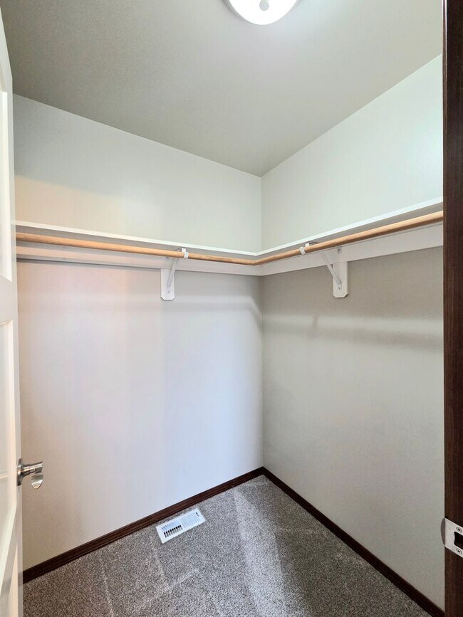 Building Photo - 3-Bed, 2.5-Bath Townhome w/ 2-Car Garage