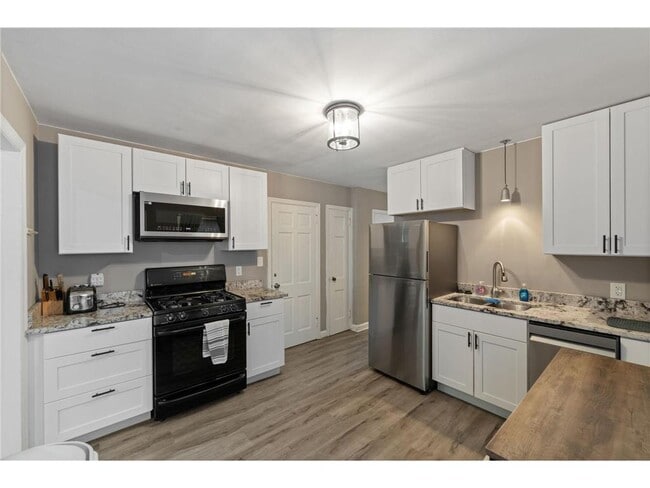 Building Photo - 4042 Lake Rd Ave