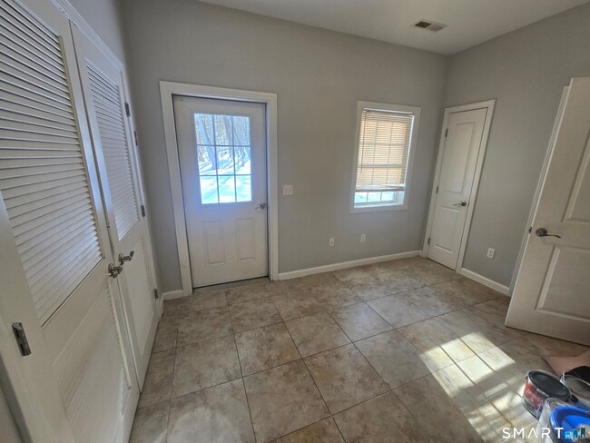 Building Photo - 6 Oak Branch Dr