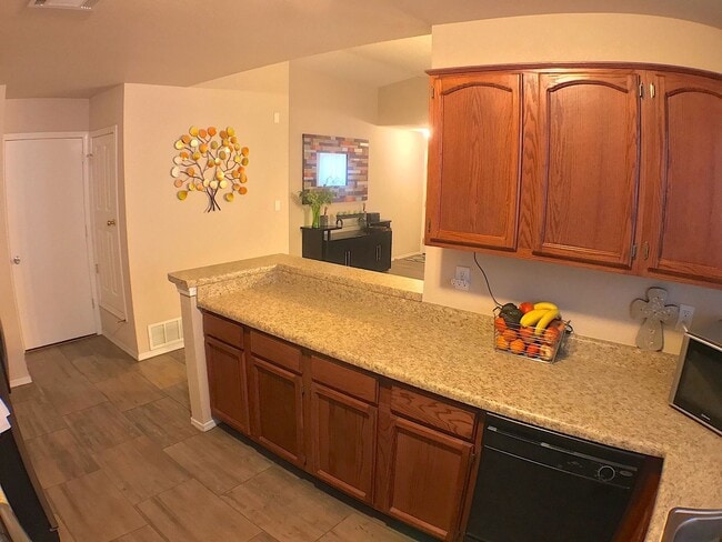 Building Photo - East El Paso 3bed/2bath Refrig A/C!