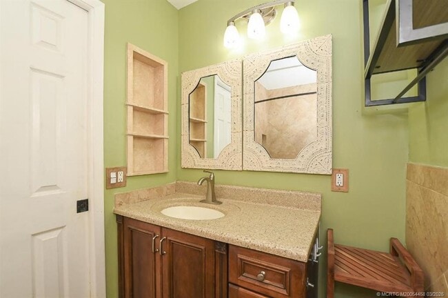 Building Photo - 1365 SW Gastador Ave