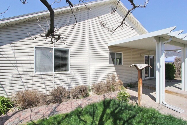 Building Photo - Immaculate Single-Level Home