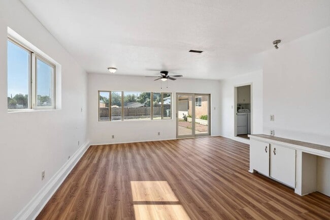 Building Photo - Immaculate, newly updated 3-bedroom, 2 bat...