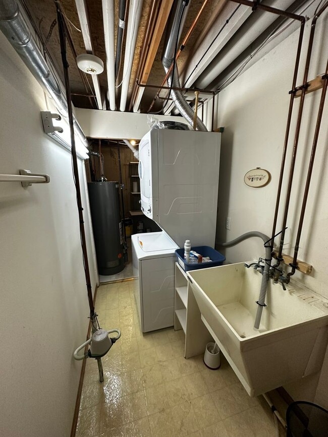 Building Photo - Charming 2-Bedroom, 2-Bathroom Home Overlo...