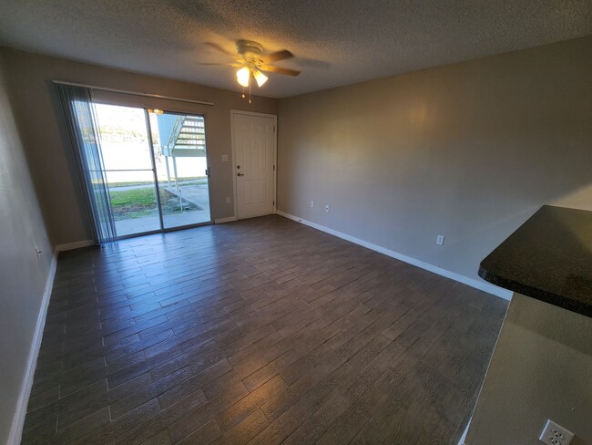 Building Photo - Water front Condo 1/1 located in the heart...