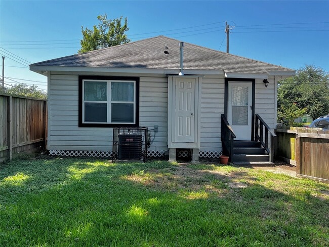 Building Photo - 104 N Eastwood St