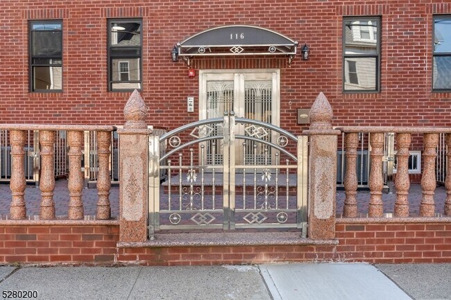 Building Photo - 116 Paine Ave