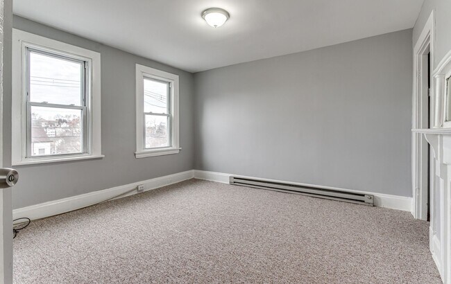 Building Photo - 2 Bedroom/1 Bath in Carrick - Available JULY!