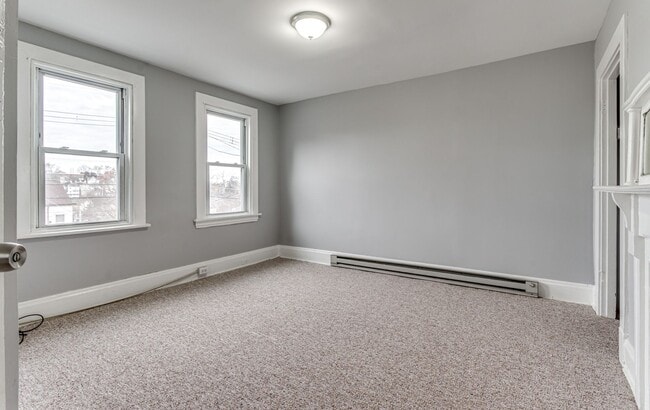 Building Photo - 2 Bedroom/1 Bath in Carrick - Available NOW!
