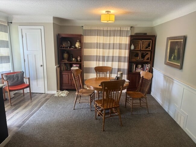 Building Photo - Updated 4 BR / 3 BA SFH w/ Hdwd Flrs, Sunny Porch, 2-car Garage in Robbinsdale!