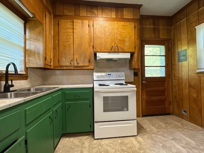 Building Photo - 3 Bedroom 1 Bath Home With Large Front Porch